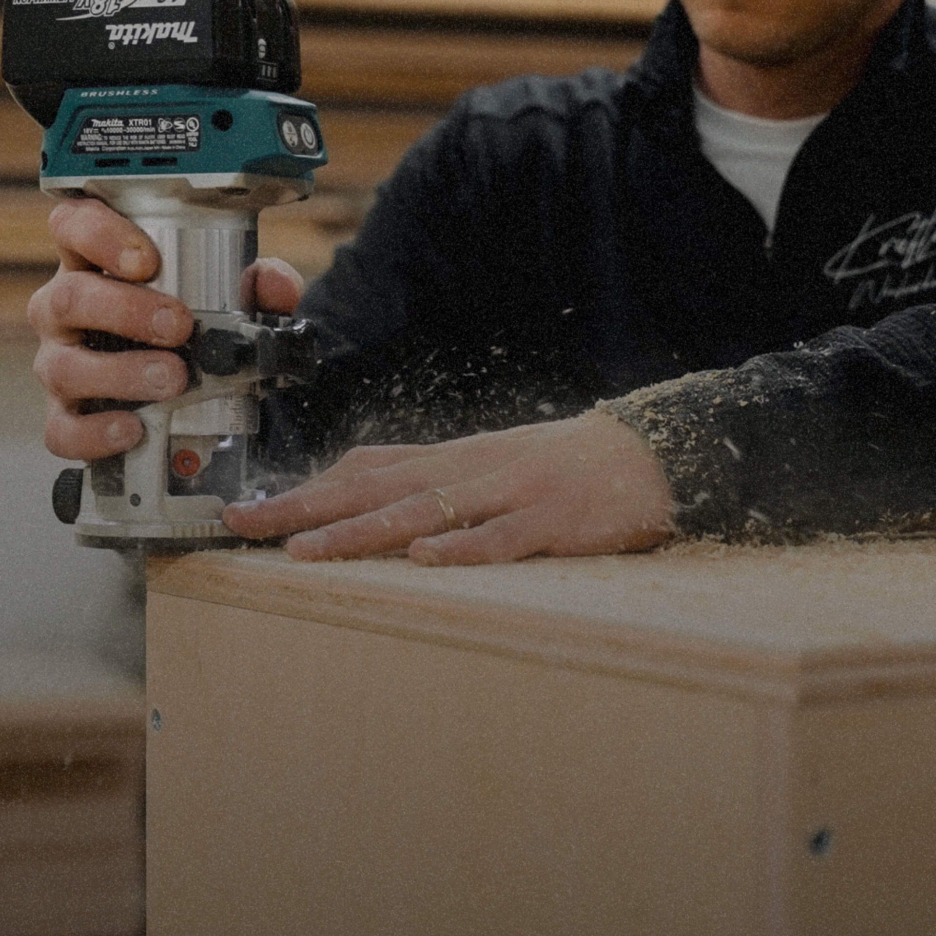 Shaping an edge with a trim router
